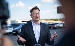 Elon Musk pozastavuje koupi Twitteru kvůli fejkovým účtům. Akcie firmy již klesly o více než 13 procent