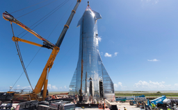 Elon Musk predstavil kozmickú loď Starship. Bez problémov vraj dostane ľudí a náklad na Mesiac či Mars