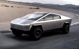 Elon Musk predstavil Tesla Cybertruck s dizajnom obrneného vozidla. Má tri motory a jazdí na elektrinu