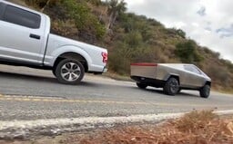 Elon Musk sa opäť snaží ľudí ohromiť, zverejnil video, ako Cybertruck bez problémov ťahá Ford F150 do kopca