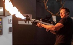 Elon Musk ukradl podle bratra Pabla Escobara jeho nápad na plamenomet. Žádá od něj 100 milionů dolarů