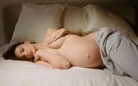 Emily Ratajkowski ohúrila ďalšími nahými fotkami: Svoje bruško vystavuje na obdiv a pripomína, že ženy sú sexi aj v tehotenstve
