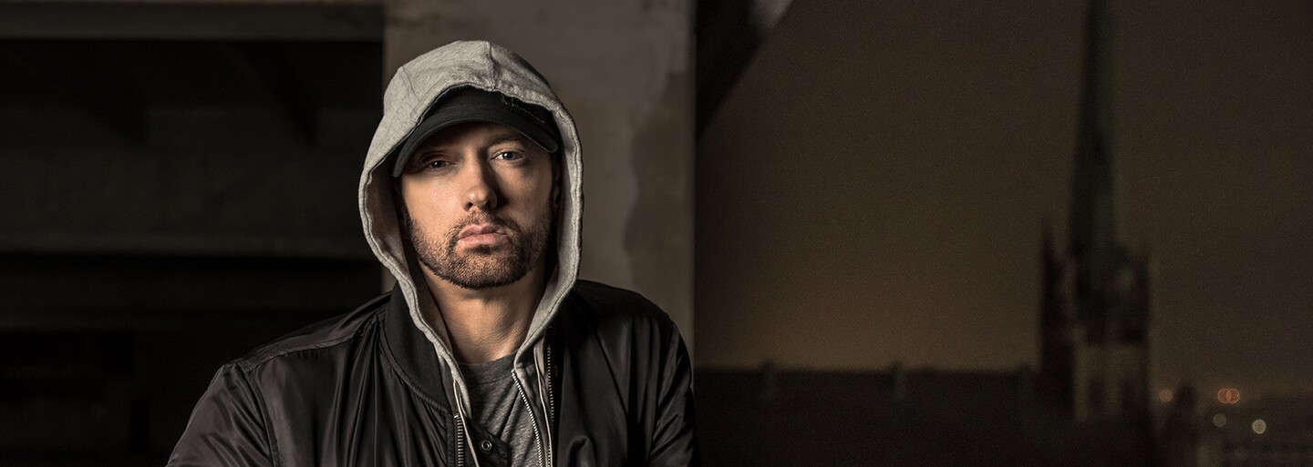 Eminem a jeho nejoblíbenější tenisky. V jakých kouscích ho můžeš momentálně vidět?