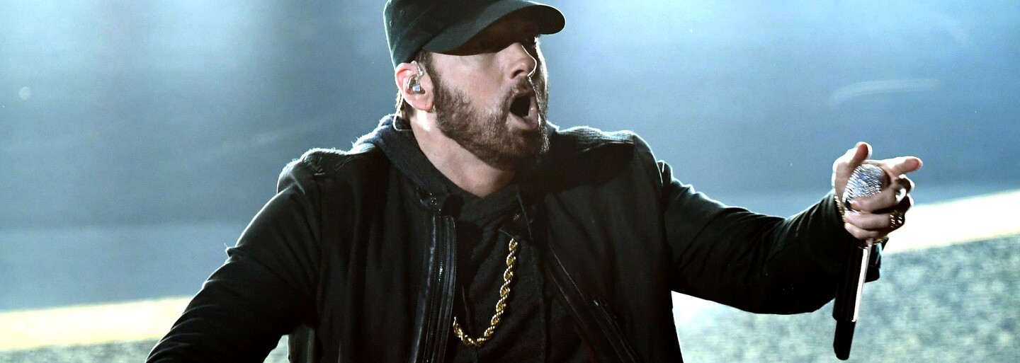 Eminem poklekl při vystoupení na Superbowlu. Mohl tak vyjádřit nesouhlas s policejním násilím na černoších