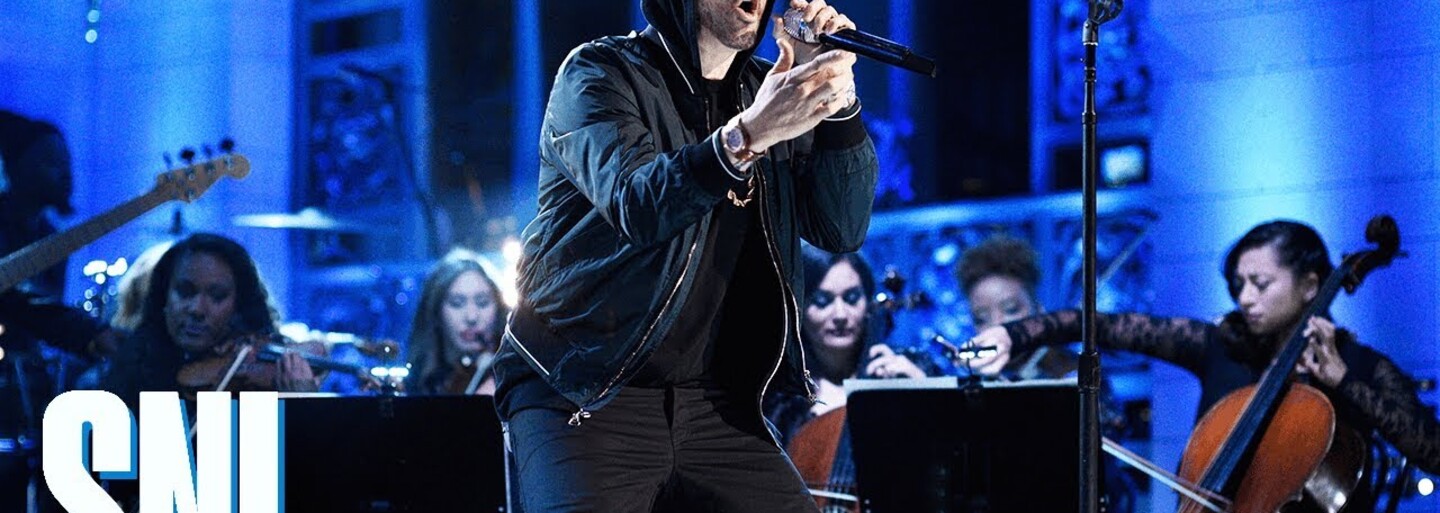 Eminem se vrátil na scénu ve velkém stylu. Legendární skladby jako Stan přiváděly diváky v americké televizní show do varu