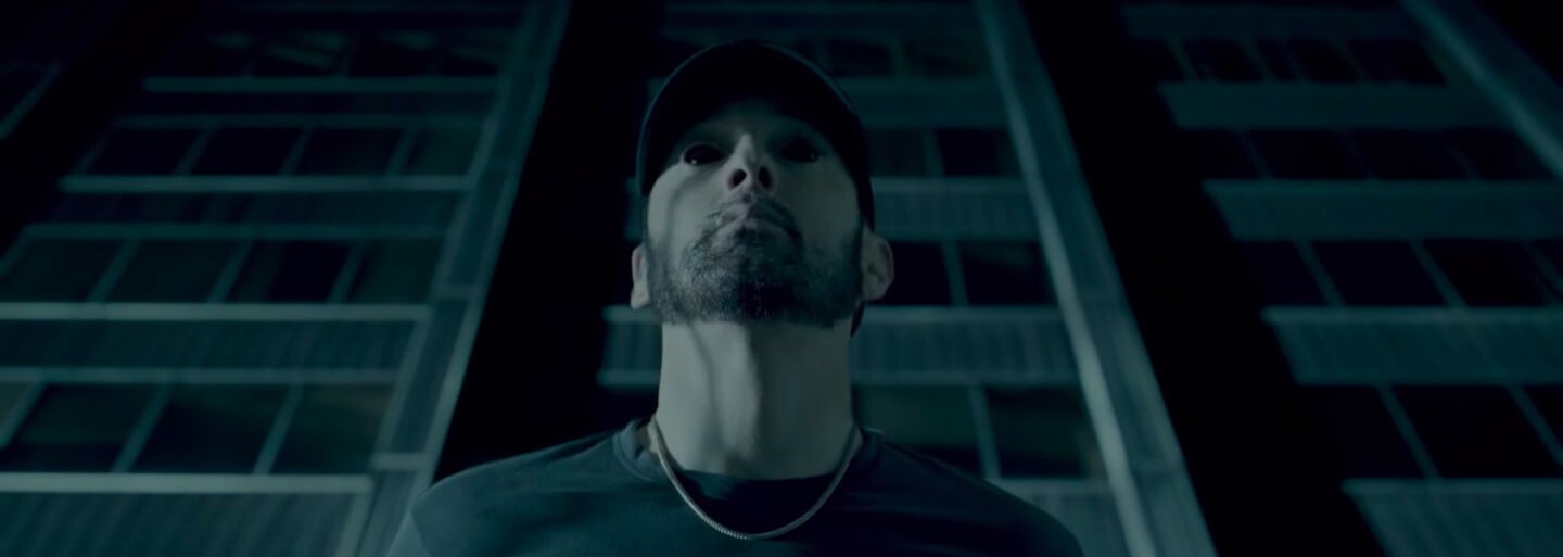 Eminem utíká před svým temným já a nadává na kritiky. Skladba Fall plná dissů dostává klip