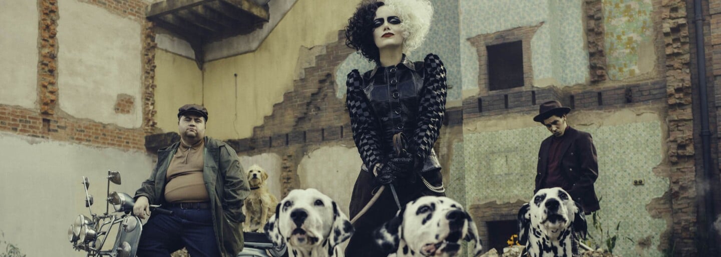 Emma Stone je nebezpečná Cruella ze 101 dalmatinů. Stylový krimifilm s úžasnými herečkami má premiéru už za několik dní