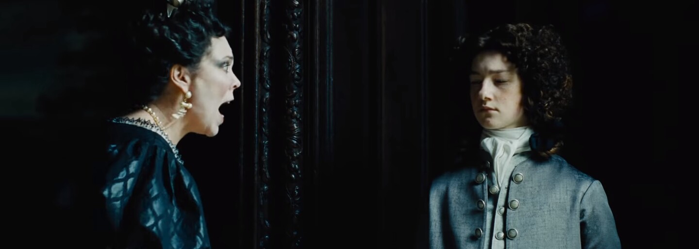 Emma Stone, Rachel Weisz a šialené intrigy kráľovského dvora. Novinka tvorcu Killing of a Sacred Deer láka bizarným humorom a absurditou