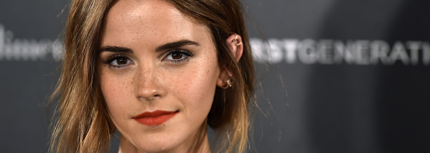Emma Watson neváhala odhalit své křivky na fotografiích pro magazín Vanity Fair. Její dekolt vyvolal na internetu bouřlivé reakce