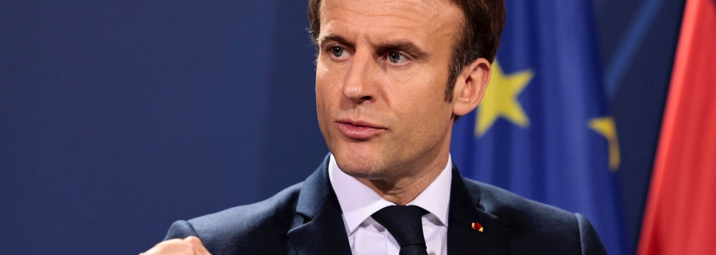 Emmanuel Macron porazil vo francúzskych prezidentských voľbách Marine Le Penovú. Podľa projekcií získal 58 % hlasov