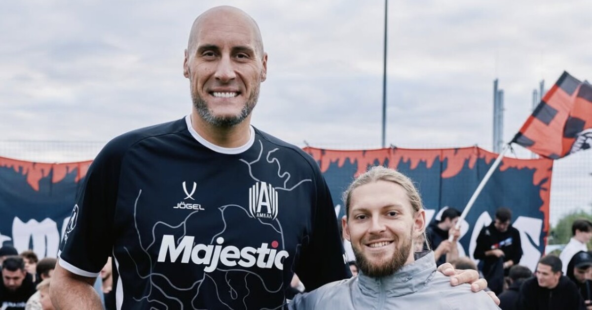 Na scéně je nový nejvyšší fotbalista, trumfnul i Jana Kollera. Měří 226 centimetrů