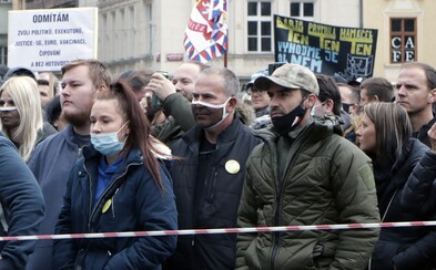 Epidemiolog o nedělní demonstraci: Nakazit se mohla půlka lidí Epidemiolog o nedělní demonstraci: Nakazit se mohla půlka lidí