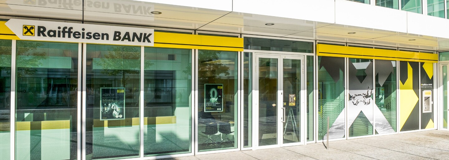 Equa bank končí a stává se součástí Raiffeisenbank. Na co si teď někteří klienti stěžují?