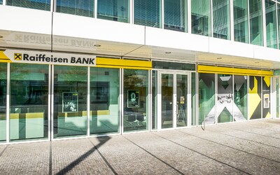 Equa bank končí a stává se součástí Raiffeisenbank. Na co si teď někteří klienti stěžují?