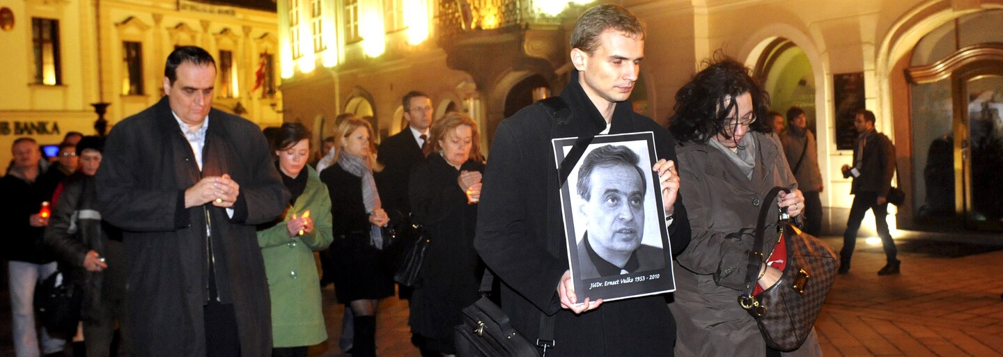 Ernesta Valka mal zabiť lupič nosievajúci masku Arnolda Schwarzeneggera. Polícia zvažovala, že išlo o nájomnú vraždu