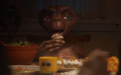 E.T. se po 37 letech vrátil na Zem, aby navštívil Elliotta E.T. se po 37 letech vrátil na Zem, aby navštívil Elliotta