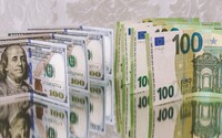 Euro sa opäť predáva za menej ako americký dolár. Kurz sa pohybuje na takmer 20-ročnom minime
