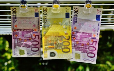 Euro sa výrazne oslabilo, už je skoro na úrovni dolára. Pre Slovensko to nie je dôvod na paniku, odkazuje analytik