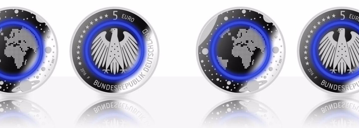 Evropané se mohou těšit na speciální 5eurovou minci. Lákadlem bude i plastový kroužek symbolizující Zemi
