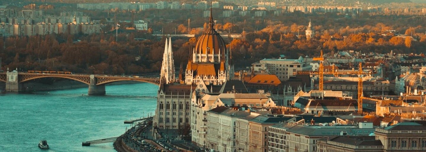 Európska komisia odporúča znížiť vyplácanie eurofondov Maďarsku. Pozastavených by malo byť približne 7,5 miliardy eur