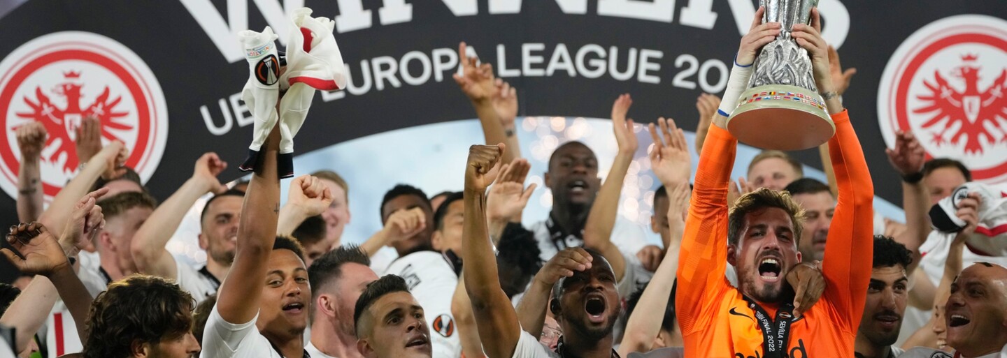 Európsku ligu ovládli po napínavých penaltách futbalisti Eintrachtu Frankfurt. Vo finále čelili Glasgowu Rangers
