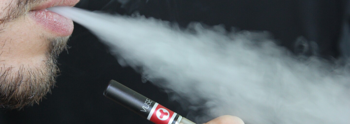 Evropská komise navrhla zákaz ochucených náplní do alternativ k cigaretám