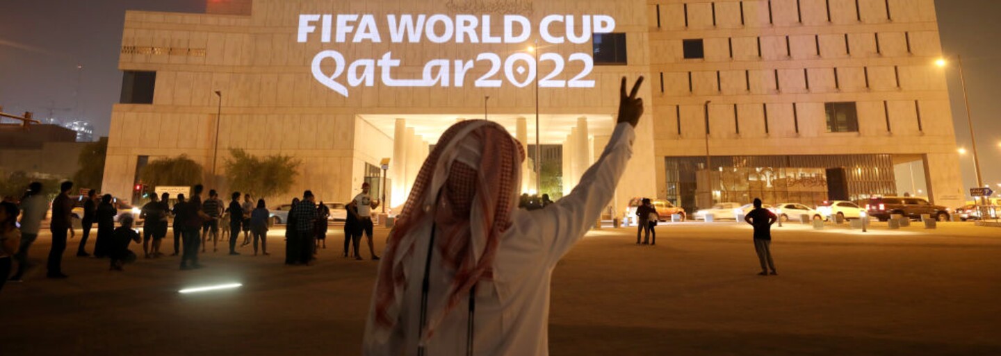 Evropské fotbalové týmy se pod pohrůžkou vyloučení z MS v Kataru vzdaly duhových pásek