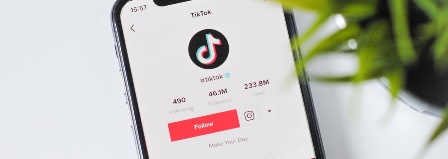 Experti varují před novým nebezpečným trendem na TikToku. Sociální síť začíná skrývat videa, na nichž se provádí
