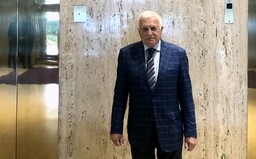 Exprezident Klaus i přes zákaz vyrazil bez roušky do zavřené restaurace