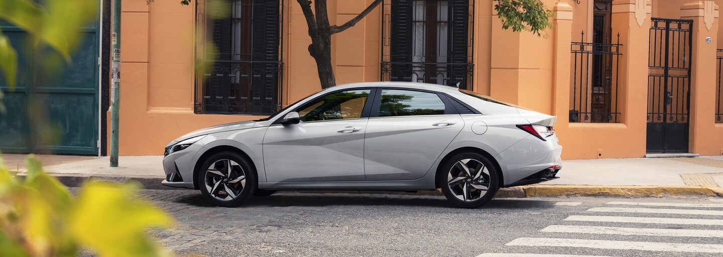 Extravagantný dizajn a po prvýkrát aj ako hybrid, to je nový Hyundai Elantra