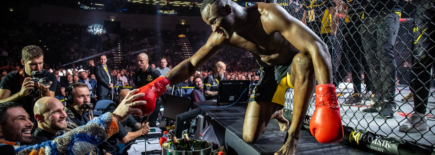 Extrémně rychlé KO, tvrdý box s fauly i nový prozatímní šampion. Oktagon do naplněné O2 areny přinesl další velkou show