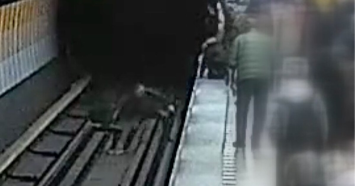 Cestující v metru zachránili dívku před sebevraždou. Vytáhli ji z kolejiště