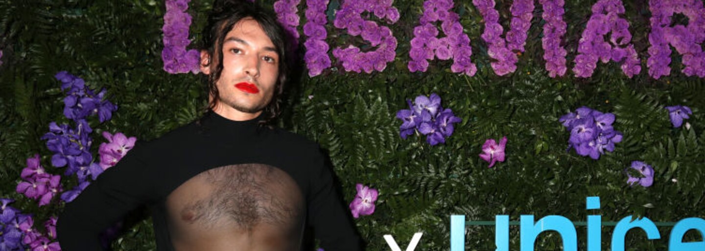 Ezra Miller byli zatčeni kvůli výtržnictví v baru na Havaji