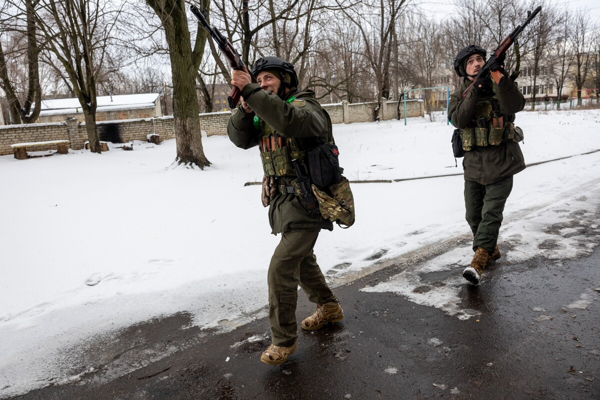 Ukrajinci bojující proti Wagnerovcům v Bachmutu v zimě roku 2022.