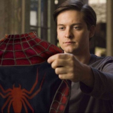 Kto režíroval prvý film o Spider-Manovi? 