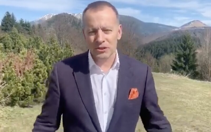 Necestuje zbytočne, vyzýva odcestovaný Boris Kollár. Dnes je v okrese Banská Bystrica, včera bol v Bratislave.