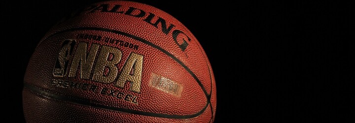 Vedenie NBA zakázalo používať v zápasoch Kanyeho basketbalové Yeezy. Ich reflexná päta by vraj mohla rušiť divákov