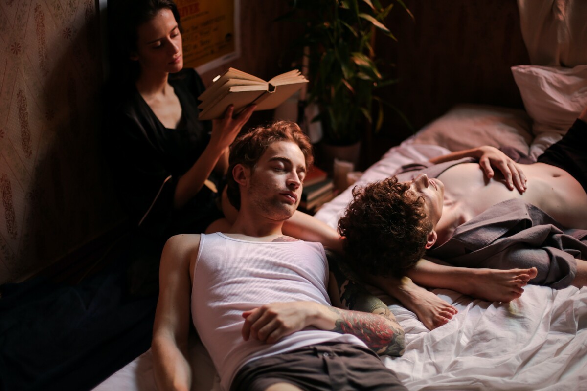 traja ľudia na posteli, vzťah, polyamória