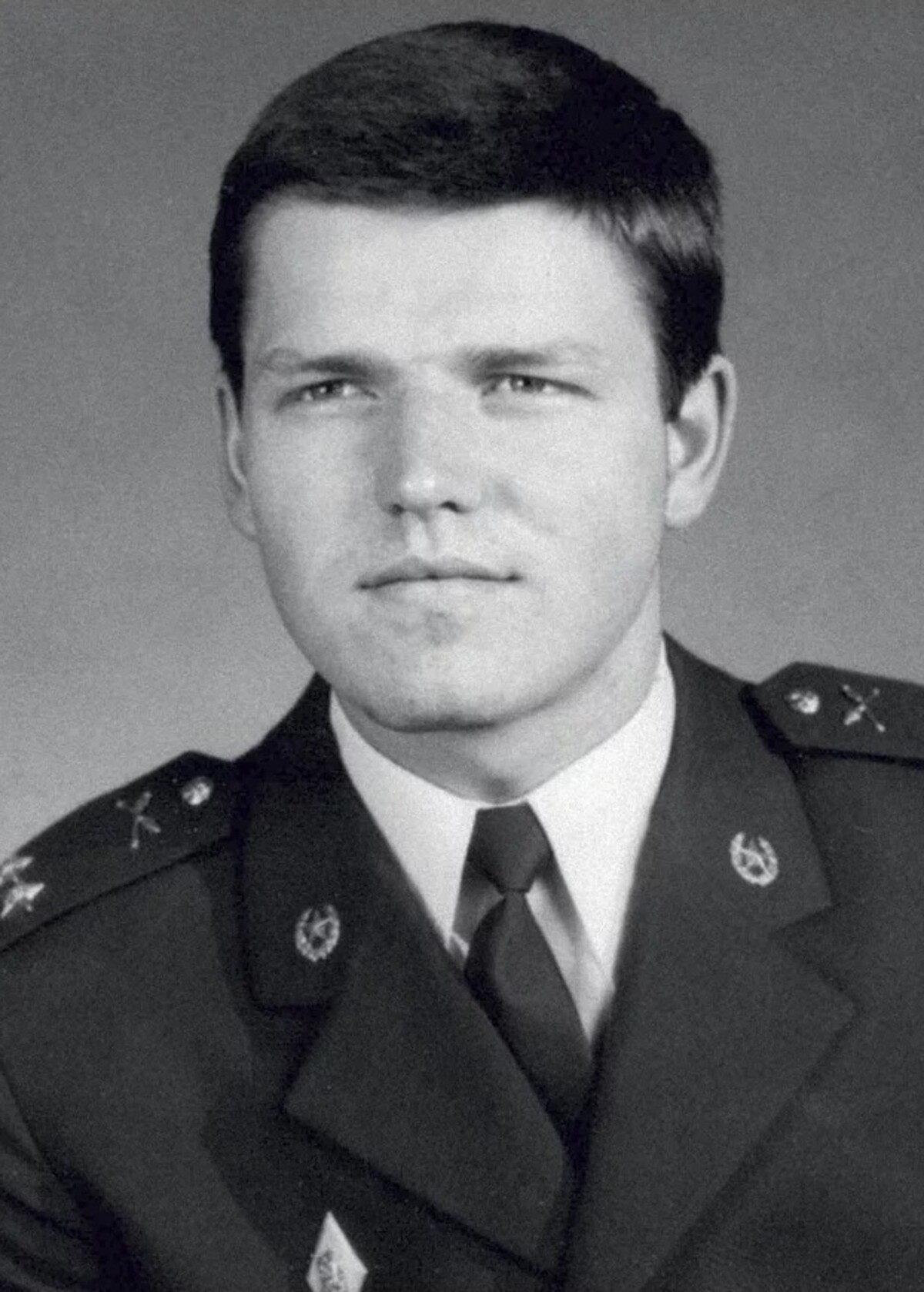 Petr Pavel se narodil v roce 1961 v Plané u Mariánských Lázní do rodiny příslušníka Československé lidové armády. Po vystudování Vojenského gymnázia v Opavě pokračoval studiem na Vysoké vojenské škole pozemního vojska ve Vyškově. V roce 1983 nastoupil k výsadkovému vojsku a v letech 1985 až 1989 byl členem KSČ.