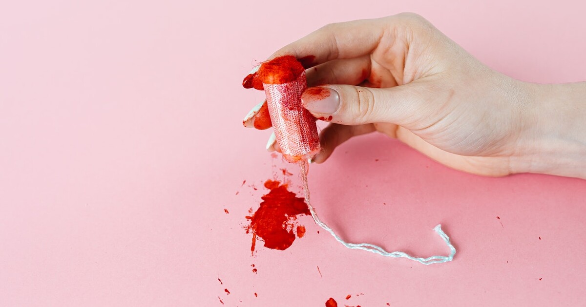 Od dřeva obaleného vlákny přes mořské houby až po menstruační kalíšky. Historie menstruačních potřeb je barvitá i nebezpečná