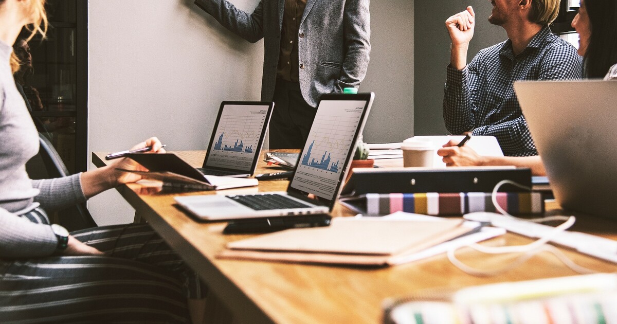 „Jeden den volna navíc si nemůžeme dovolit“. Jak reagují firmy, které jsou proti čtyřdennímu pracovnímu týdnu?