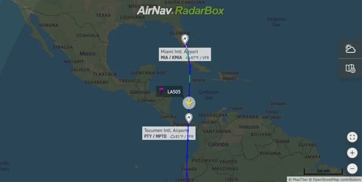 Záznam letu spoločnosti Latam, počas ktorého zomrel kapitán. Na mape je modrou farbou vyznačená pôvodná trasa, pričom je znázornené aj letisko v Paname, kam bolo lietadlo odklonené. 