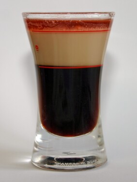 Poznáš drink na obrázku? Nápověda: Servíruje se zapálený.