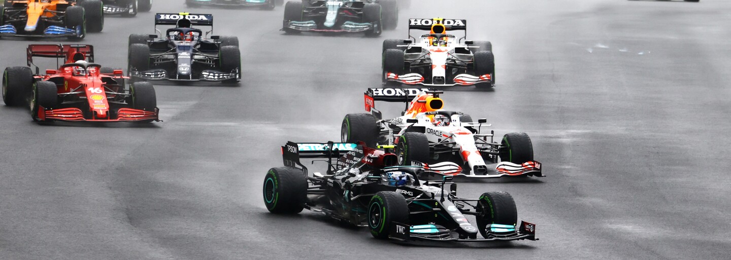 F1: Klzká VC Turecka. Dominantné víťazstvo Bottasa, katastrofické rozhodnutie pre Hamiltona a Pérez konečne pomohol Verstappenovi