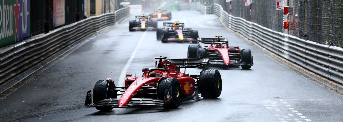 F1: Prekliatie Leclerca pokračuje. Dramatickú Veľkú cenu Monaka vyhral Pérez, Ferrari zahodilo double počas chaosu v boxoch