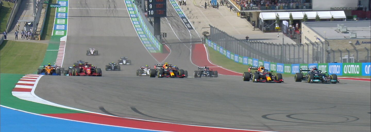F1: strategická bitka na VC USA držala divákov v napätí do posledného kola. Verstappen len tak-tak udržal Hamiltona za sebou