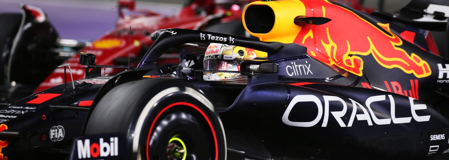 F1: Taktická bitka o víťazstvo do poslednej zákruty a bizarné brzdenie na rovinke. Verstappen zvíťazil o pol sekundy