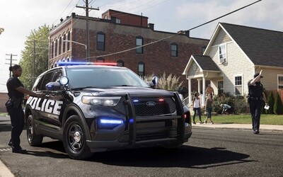 Zaměstnanci Fordu požadují, aby automobilka ukončila výrobu policejních aut. Důvodem jsou zákroky policistů při demonstracích.
