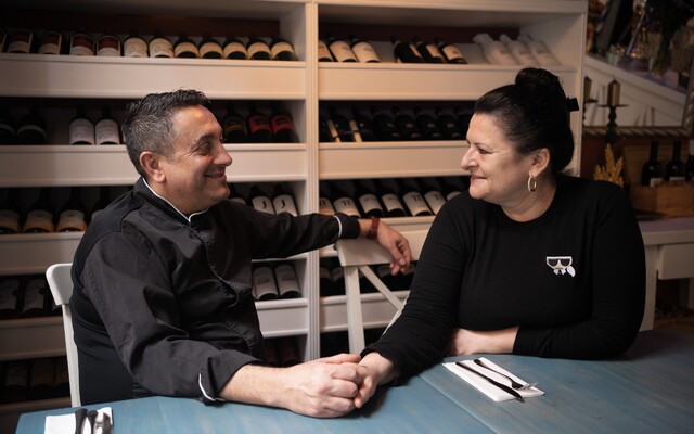 „Dobré jídlo chce čas.“ Řek Nikolaos a Češka Alena otevřeli v Liberci tavernu plnou česneku a lásky