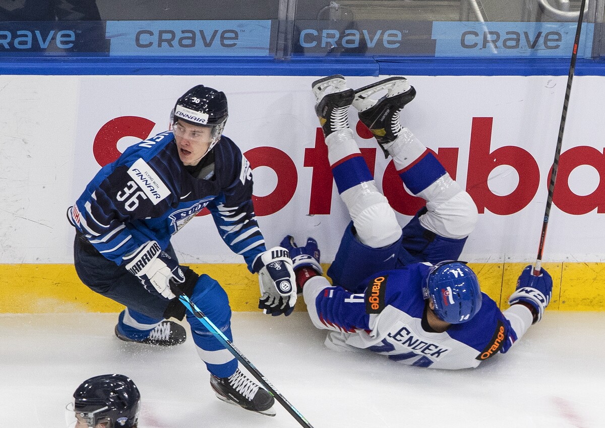 Fínsky hokejista Benjamin Korhonen (36) a slovenský hokejista Dominik Jendek počas zápasu A-skupiny Fínsko - Slovensko na MSJ  do 20 rokov v kanadskom Edmontone 30. decembra 2020.
